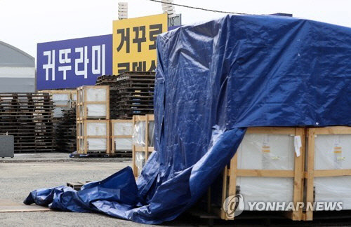 16일 오전 충남 아산시 탕정면 귀뚜라미보일러 아산공장에 적막감이 흐르고 있다. 방역 당국은 이 공장에서 코로나19 확진자가 무더기로 나오고 있다고 밝혔다. <연합뉴스>