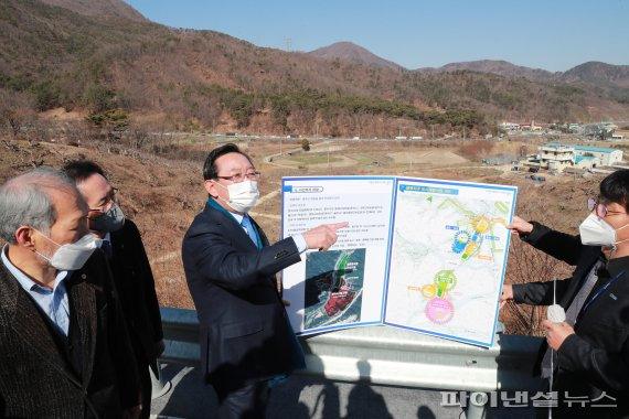 송철호 울산시장이 16일 울주군 청량읍 율리 울산농수산물도매시장 이전 신축현장에서 국비 확보와 관련한 브리핑을 하고 있다.