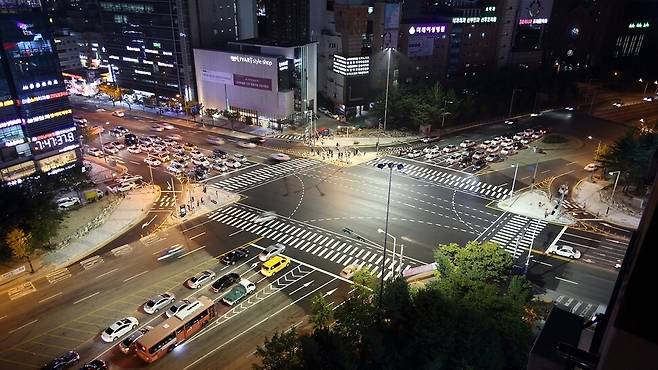 대전시가 시민 안전을 도모하고 원활한 차량 흐름을 위한 ‘시민 체감형 8가지 교통정책’을 추진한다. 조명탑이 시범 설치된 서구 갈마동 경성큰마을 아파트 앞 네거리. 대전시 제공