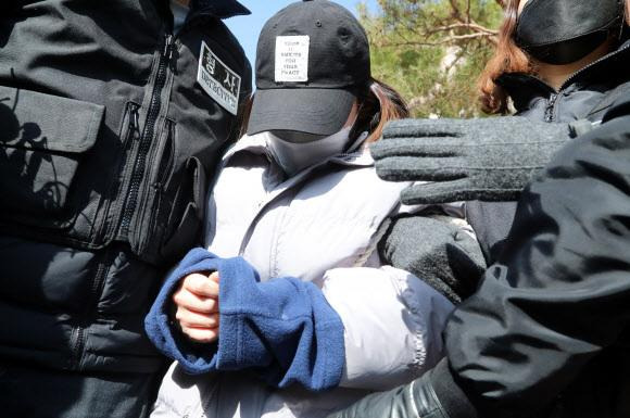 지난 10일 경북 구미시 한 빌라에서 여아가 숨진 채 발견된 사건과 관련해 아이의 어머니가 구속영장 실질심사를 받고 나오고 있다. 이날 오후 법원은 영장 심사 후 도주 우려가 있다며 살인 혐의를 받는 아이의 어머니를 구속했다. 연합뉴스 제공