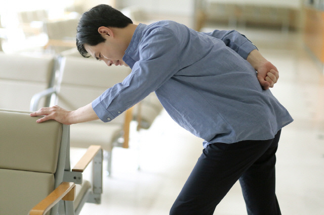 아침에 허리가 아프고, 오후가 될수록 통증이 나아진다면 강직성척추염을 의심할 수 있다./사진=클립아트코리아