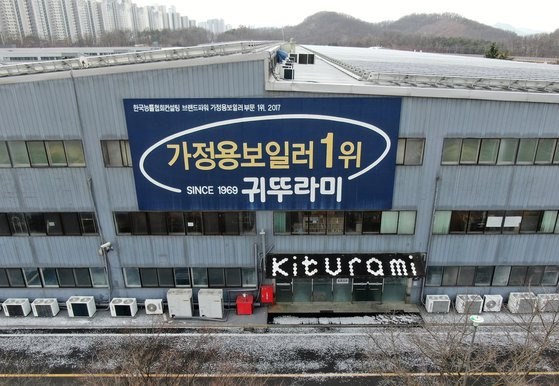 16일 오전 충남 아산시 탕정면 귀뚜라미보일러 아산공장에 적막감이 흐르고 있다. 방역 당국은 이 공장에서 신종 코로나바이러스 감염증(코로나19) 확진자가 무더기로 나오고 있다고 밝혔다. 연합뉴스