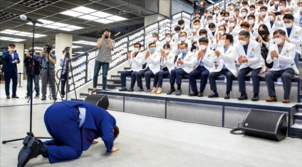 권영진 대구시장이 전국에서 달려온 의료진에게 큰절을 하고 있다.  대구시 제공