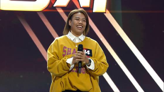 A captured scene from ″Sing Again″ of Singer No. 14, or singer Lee Michelle, who scored high on the SBS audition program ″Kpop Star″ in 2011. [JTBC]