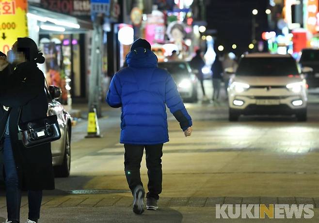 한 대리운전기사 영업시간이 종료된 10시가 조금 지난 시간, 자신을 부른 손님을 찾아 신천역 먹자거리에서 바쁘게 이동하고 있다.