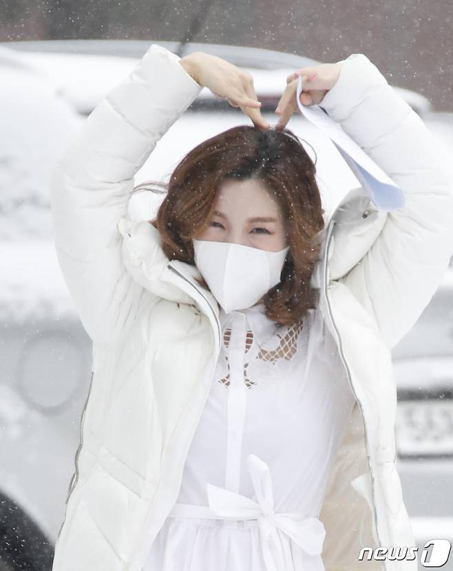 (서울=뉴스1) 권현진 기자 = 뮤지컬 배우 함연지가 16일 서울 양천구 SBS 목동에서 열리는 SBS 러브FM ‘최화정의 파워타임’ 방송을 위해 들어서며 인사를 하고 있다. 2021.2.16/뉴스1