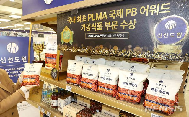 [부산=뉴시스] 메가마트는 최근 PLMA(자사 브랜드 제조업체 협회)가 주최한 '국제 PB 어워드'(PLMA's Salute to Excellence Awards)에서 자사 브랜드(PB) 상품이 식품 분야 중 스낵(Salty Snack Chips) 부문 수상을 차지했다고 16일 밝혔다.  (사진=메가마트 제공)