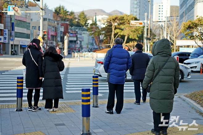 부산지역은 아침 최저기온이 영하로 떨어지고 바람도 강하게 불면서 매서운 추위가 이어지고 있다. 송호재 기자