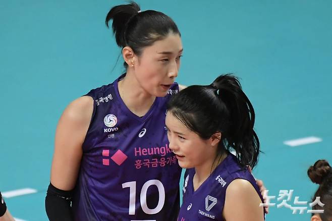 학창 시절 학교 폭력의 가해자로 지목돼 이를 인정한 이다영(오른쪽)과 김연경(왼쪽) 선수. 이한형 기자