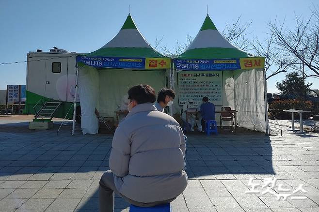 전남 목포 평화광장에 설치된 임시 선별진료소에서 진단검사를 받기 위해 전남도민들이 기다리고 있다. 박요진 기자