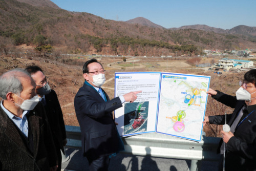 송철호 울산시장이 16일 울주군 청량면 율리 농수산물도매시장 이전 장소를 확인하고 있다. /사진제공=울산시