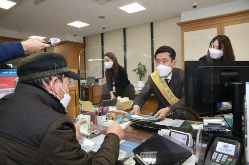 포항사랑상품권 판매하는 이강덕 시장(오른쪽에서 두 번째) [포항시 제공. 재판매 및 DB 금지]