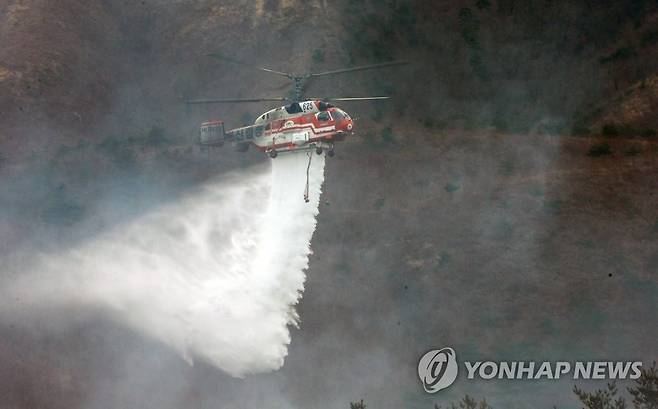 강릉 산불 진화하는 헬기 (강릉=연합뉴스) 이해용 기자 = 16일 진화 헬기가 강원 강릉시 옥계면 산계리에서 발생한 산불을 끄고 있다. 2021.2.16 dmz@yna.co.kr