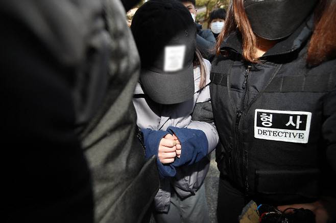 지난 12일 경북 김천시 대구지방법원 김천지원에서 구미시 빌라에서 3살 여아가 숨진 채 발견된 사건과 관련해 아이의 어머니가 구속영장 실질심사를 받고 나오고 있다. (사진=연합뉴스)