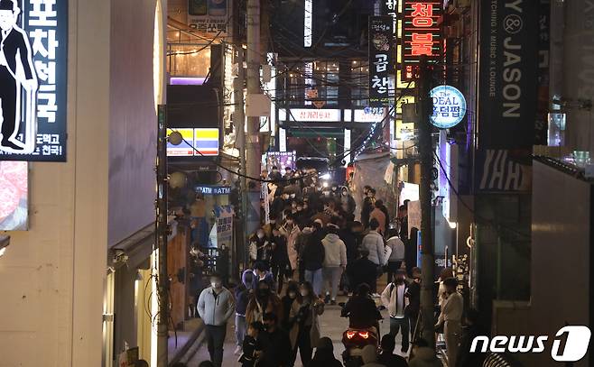 거리두기가 1.5단계로 완화된 15일 오후 부산 부산진구 서면 술집거리 일대가 시민들로 북적이고 있다. 2021.2.15/뉴스1 © News1 여주연 기자