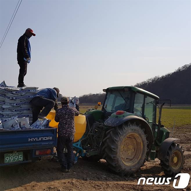 전북 장수군이 토양개량제 적기 살포를 위해 공동살포를 추진한다./뉴스1