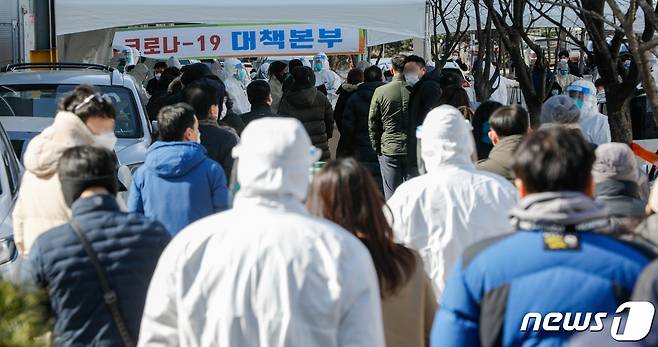 17일 신종 코로나바이러스 감염증(코로나19) 집단감염이 발생한 경기 남양주 진관산업단지 이동검사소에서 근로자들이 전수검사를 위해 줄 서 있다. 방역당국에 따르면 진관산단에서 현재까지 115명이 코로나 확진 판정을 받아 산단 내 전체 근로자들을 대상으로 전수검사를 펼치고 있다. 2021.2.17/뉴스1 © News1 안은나 기자