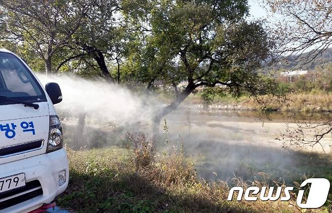 충북도는 지난 26일 증평 보강천에서 채취한 야생 조류 분변에서 H5N3형 조류 인플루엔자(AI) 바이러스가 검출됐다고 28일 밝혔다. 올 겨울 들어 도내 야생조류 시료에서 AI 바이러스가 검출된 건 이번이 처음이다 증평군은 바이러스 검출에 따라 이날 보강천 주변 출입통제 홍보와 함께 이 일대에서 소독을 강화하고 있다.(사진= 증평군청 제공) © News1 김정수 기자