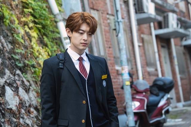 정원창은 극 대부분 교복을 입고 활약한다. /OCN 제공