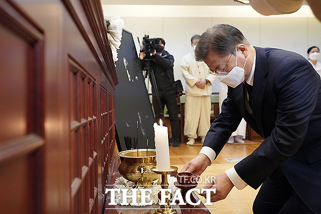 고인의 영정에 술 한잔 따라 올리는 문 대통령.