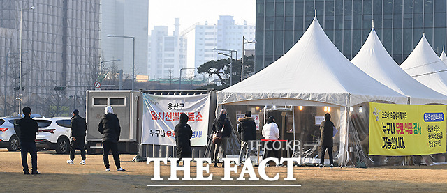 설 연휴가 끝나자마자 신종 코로나바이러스 감염증(코로나19) 확진자가 급증하면서 재확산의 전조가 아니냐는 우려가 나온다. 13일 오전 용산역 앞 광장에 마련된 코로나19 임시 선별검사소에 검사 시작 전부터 많은 시민들이 줄지어 있다. /이새롬 기자