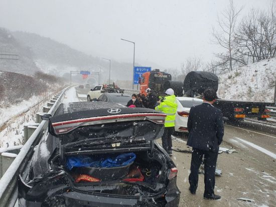 17일 오전 11시께 전남 구례군 용방2터널 앞에서 교통사고가 발생해 소방과 경찰 등이 수습하고 있다. 사진=전남소방본부 제공