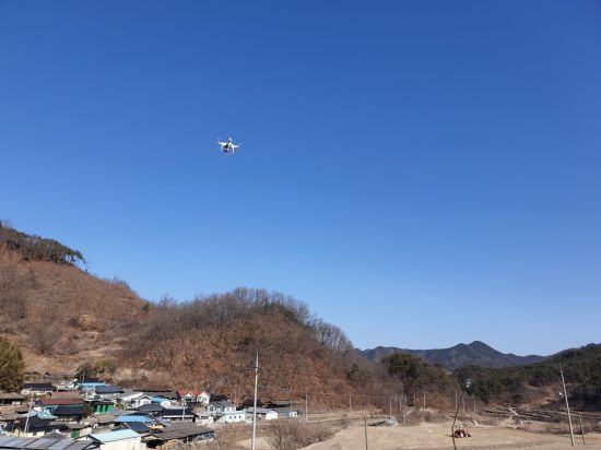 거창군 지적재조사에 고해상도 드론영상을 촬영 하고 있다