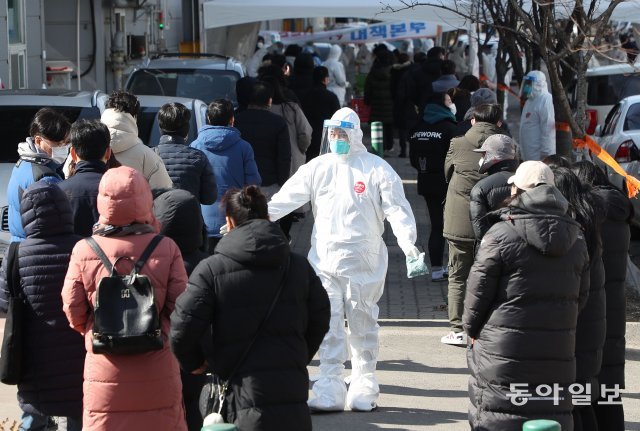 17일 경기 남양주 진관산업단지내 근로자 1200 여명이 코로나19 검사를 받기위해 줄을 서있다.