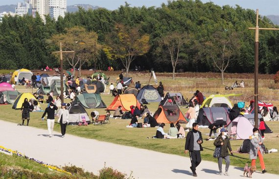 울산지역의 인구 감소가 심각한 수준에 이르자 울산시가 처음으로 외부 전문가들이 참여하는 인구정책위원회를 구성하는 등 대책 마련에 돌입했다. 울산시는 오는 11월까지 좋합적인 인구정책 계획을 수립한다는 계획이다. 사진은 울산 태화강 국가정원의 울산시민들. /사진=fnDB