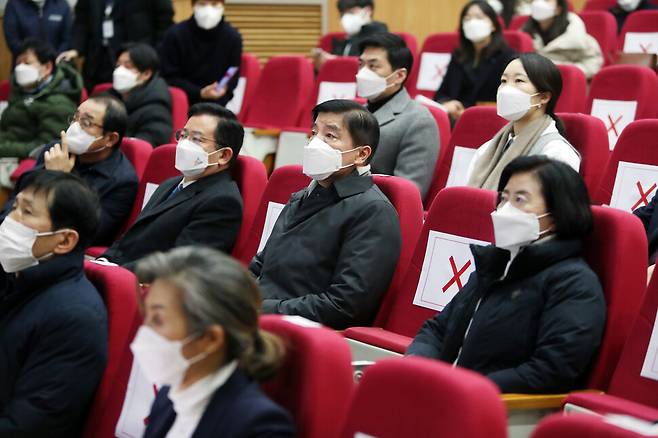 지난달 18일 경북 경주 월성원자력본부 홍보관에서 더불어민주당 의원단이 월성원전 관계자에게서 삼중수소 검출 관련 현황을 듣고 있다. 연합뉴스