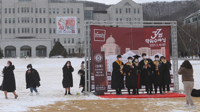 호서대 학생들이 학위수여식에 맞춰 만든 포토존에서 졸업사진을 찍고 있다. [사진=호서대 ]