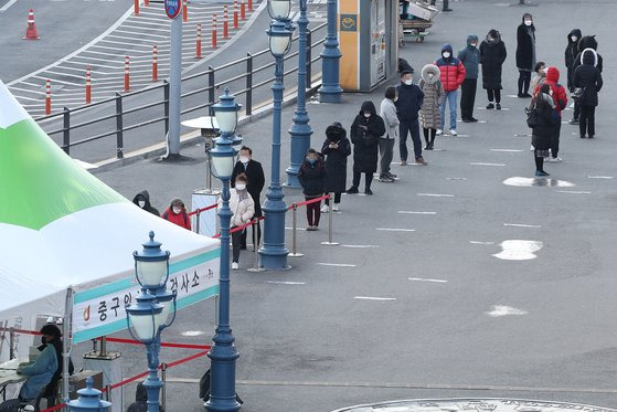 코로나19 신규 확진자수가 600명 대를 기록한 17일 오전 서울역광장에 마련된 임시선별검사소에서 시민들이 검사를 위해 대기하고 있다. [연합뉴스]