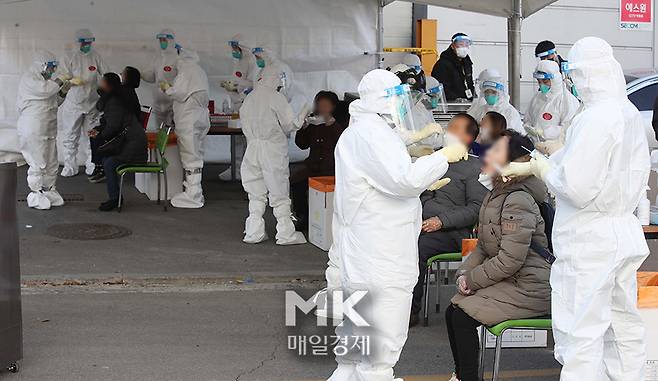 남양주 진관산단 공장서 코로나19 집단감염
경기도 남양주시 진관산업단지 내 한 공장에서 백여명의 근로자가 신종 코로나바이러스 감염증(코로나19)에 집단 감염된 가운데 17일 공장 앞에 설치된 선별진료소에서 공장 근로자들이 코로나19 검사를 받고 있다. 2021. 2. 17. 한주형기자