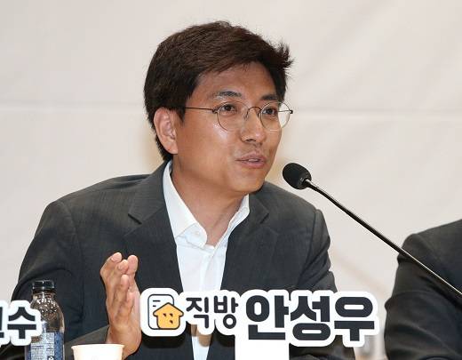 안성우 직방 대표이사가 지난 6일 국회 포럼에 참석해 발언하고 있다. /사진=뉴스1