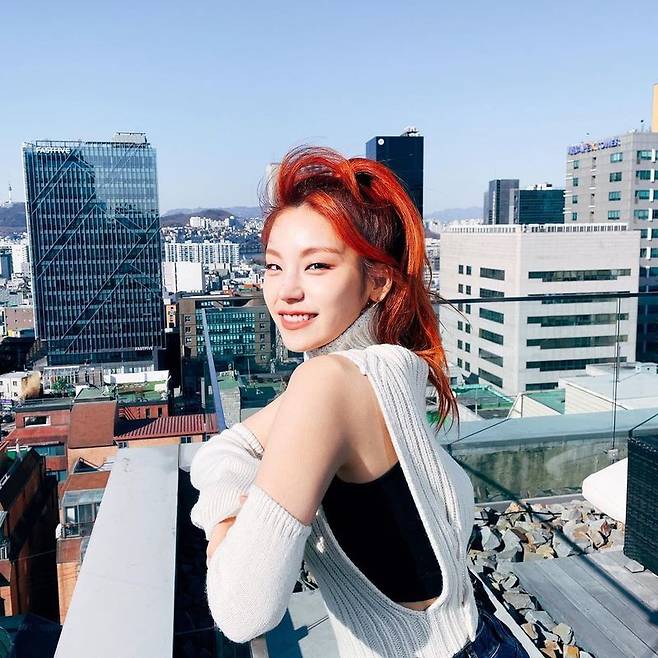 Group ITZY member Yezi has revealed her innocent beauty.On February 17, the ITZY official Instagram posted several pictures of Yezi.Yezi in the picture collects his surroundings with red hairstyle and unconventional fashion, and the hair scattered in the wind doubles his pure charm.Yezi boasts a doll-like side, which inspires admiration for viewers.In the post, fans responded, Yezi loves me, I am a goddess today, and I do not have a picture.Meanwhile, ITZY released its debut digital single album ITz Different and the title song Dallalala on February 12, 2019.He has also made many hits such as ICY, WANNABE and Not Shy.ITZY unveiled Not Shy (English Ver.) on January 22.ITZY has proved its unique presence by achieving remarkable results overseas beyond Korea.