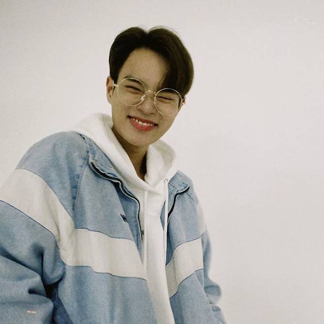 AB6IX Lee Dae-hwi has delivered a playful routine.Lee Dae-hwi uploaded two photos to the official Instagram of AB6IX on February 17 with the phrase 2021.Lee Dae-hwi in the photo is smiling sunnyly in a blue jacket; Lee Dae-hwi sniped fan Sim with a warm-hearted visual, which also features unique glasses.