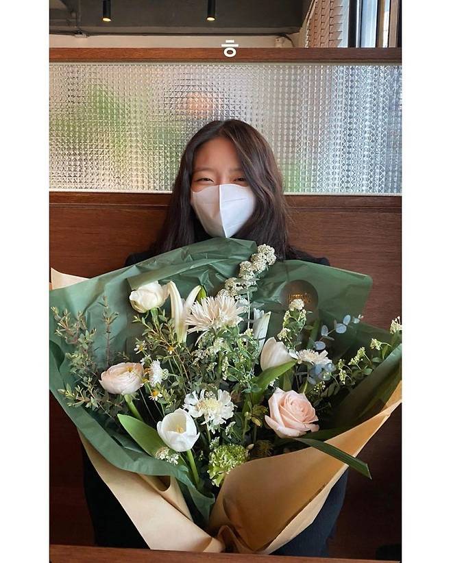 Esom, who shines in the Blue Dragon Film Award Japan Academy Prize for Outstanding Performance, has been in the spotlight.Esom attracted attention by revealing a picture of her smiling smile with a large bouquet of flowers through her instagram on February 17th.Fans who watched the photo responded Missing the face because of the bouquet and Face size true?Meanwhile, Esom was honored with the Japan Academy Prize for Outstanding Performance with the movie Samjin Group English TOEIC released last year at the 41st Blue Dragon Film Awards held recently.Esom took on the role of Jung Yoo Na, who boasts a charm of girl crush in Samjin Group English TOEIC, and got a hot response with styling in the 1990s as well as acting ability.Esom also appears on SBSs new gilt drama Taxi Driver.Taxi Driver is a private revenge agency that completes revenge on behalf of the victim who is missed, the taxi company rainbow transportation hidden in the veil, Ok if there is a phone call and Taxi article Kim Dogi.