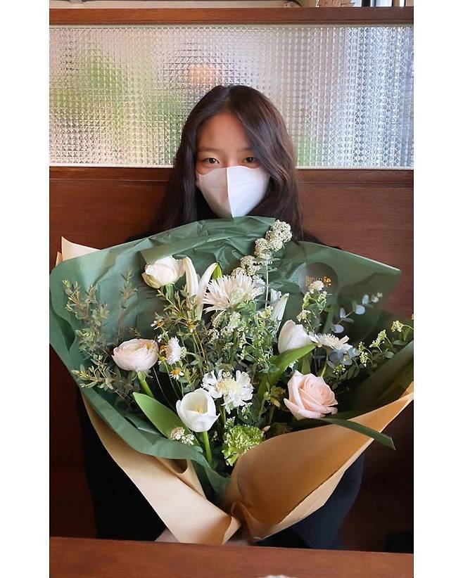 Esom, who shines in the Blue Dragon Film Award Japan Academy Prize for Outstanding Performance, has been in the spotlight.Esom attracted attention by revealing a picture of her smiling smile with a large bouquet of flowers through her instagram on February 17th.Fans who watched the photo responded Missing the face because of the bouquet and Face size true?Meanwhile, Esom was honored with the Japan Academy Prize for Outstanding Performance with the movie Samjin Group English TOEIC released last year at the 41st Blue Dragon Film Awards held recently.Esom took on the role of Jung Yoo Na, who boasts a charm of girl crush in Samjin Group English TOEIC, and got a hot response with styling in the 1990s as well as acting ability.Esom also appears on SBSs new gilt drama Taxi Driver.Taxi Driver is a private revenge agency that completes revenge on behalf of the victim who is missed, the taxi company rainbow transportation hidden in the veil, Ok if there is a phone call and Taxi article Kim Dogi.