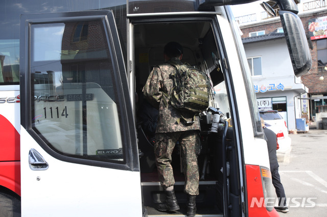 [양구=뉴시스] 김경목 기자 = 신종 코로나바이러스 감염증(코로나19) 확산 방지를 위해 통제됐던 군 장병 휴가가 일시 해제된 15일 오후 육군 장병이 강원 양구군 양구시외버스터미널에서 동서울행 버스에 오르고 있다. 국방부는 정부의 사회적 거리두기 단계와 방역수칙 조정 정책 변경에 따라 2.5단계 거리두기를 오는 28일까지 2주간 2단계로 완화했다. 2021.02.15. photo31@newsis.com