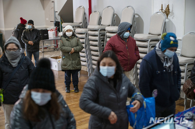 [뉴욕=AP/뉴시스]지난 13일 미국 뉴욕의 커뮤니티 센터에서 음식과 신종 코로나바이러스 감염증(코로나19) 백신 관련 정보를 받으려는 사람들이 줄을 서 있다. 2021.02.17.