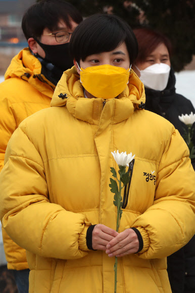 정의당 류호정 의원이 12일 경기도 포천시에서 발생한 이주노동자 비닐하우스 숙소 사망 사고 현장을 찾아 농장을 둘러보고 있다. 농장에서 채소 재배 등의 일을 하는 캄보디아인 근로자 A씨는 지난 달 20일 숙소용 비닐하우스 구조물 안에서 숨진 채 발견됐다. 당시 포천 지역은 영하 20도까지 떨어지면서 한파특보가 발효됐다. 부검결과 사인은 간경화인 것으로 파악됐으나, 이주노동자의 주거 개선 요구 목소리가 커지고 있다. 2021.1.12 연합뉴스