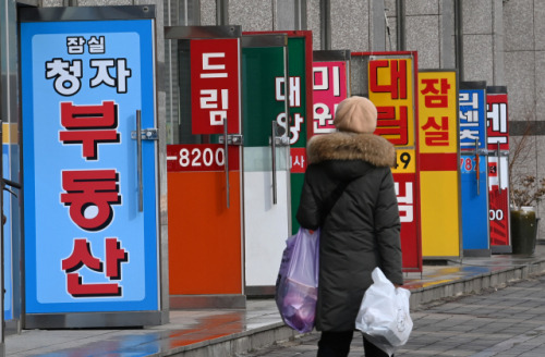 16일 한 시민이 서울 잠실의 공인중개사무소 밀집 지역을 지나고 있다. /성형주기자