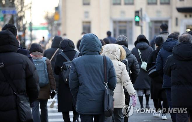 강추위에 웅크린 출근길 [연합뉴스 자료사진]