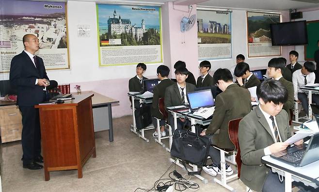 고교학점제 연구학교에서 '여행지리' 과목을 선택해 듣는 학생들 [교육부 제공. 연합뉴스 자료사진. 재판매 및 DB 금지]