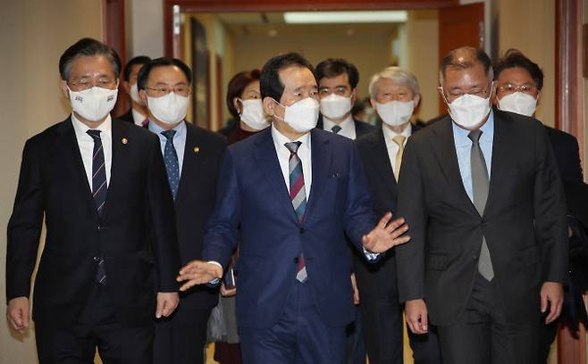 정세균 국무총리(가운데)가 성윤모 산업통상자원부 장관(왼쪽), 정의선 현대차그룹 회장(오른쪽) 등과 18일 경기 화성시 현대차 남양기술연구소에서 열린 국정현안점검조정회의에 입장하고 있다. (사진=연합뉴스)