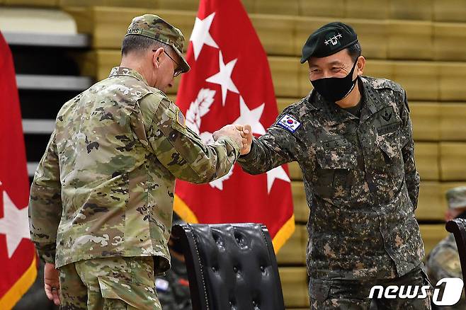 로버트 에이브럼스 한미연핪사령관(왼쪽)과 김승겸 부사령관. 2020.11.6/뉴스1 © News1 사진공동취재단