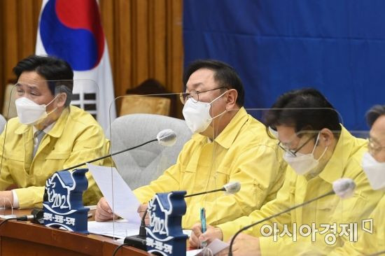 김태년 더불어민주당 원내대표가 18일 국회에서 열린 정책조정회의에 참석, 모두 발언을 하고 있다./윤동주 기자 doso7@