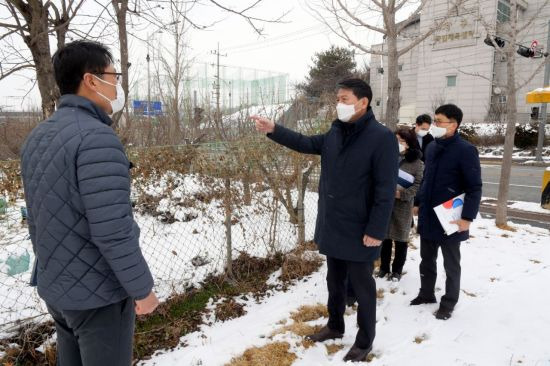 조인철 광주광역시 문화경제부시장이 18일 오후 전통생활음악당 건립 예정부지인 풍암동과 화정동 현장을 방문하여 관계관과 업무협의를 하고 있다. 사진=광주광역시 제공