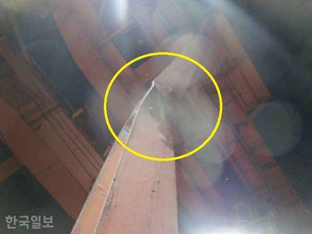 포스코 포항제철소 원료부두에서 철광석을 퍼 올리는 무게 1,800t, 높이 30m의 거대 장비인 언로더(하역기)의 철기둥이 센서 고장으로 다른 하역기와 충돌해 꺾여 있다. 금속노조 포지트분회 제공