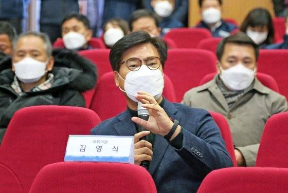 지난달 14일 경북 경주 월성원자력본부 홍보관에서 국민의힘 김영식 의원(구미을)이 최근 불거진 삼중수소 검출 논란을 확인하기 위해 원흥대 월성원자력본부장을 상대로 질문하고 있다.   김 의원은 미국 펜실베이니아주립대학교 대학원에서 기계공학 박사를 취득하고, 한국원자력연구원에서 선임연구원으로 근무하며 원자로를 설계한 경험이 있어 당내 원자력 전문가로 통한다. [연합뉴스]